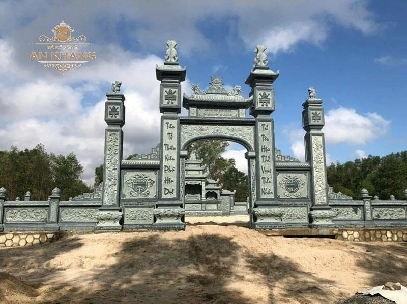 cổng đá uy nghi, bề thế