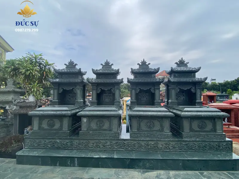 mộ đá nhỏ xanh rêu