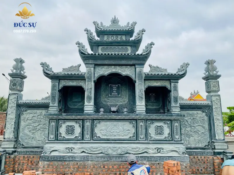 Lăng thờ đá xanh rêu 