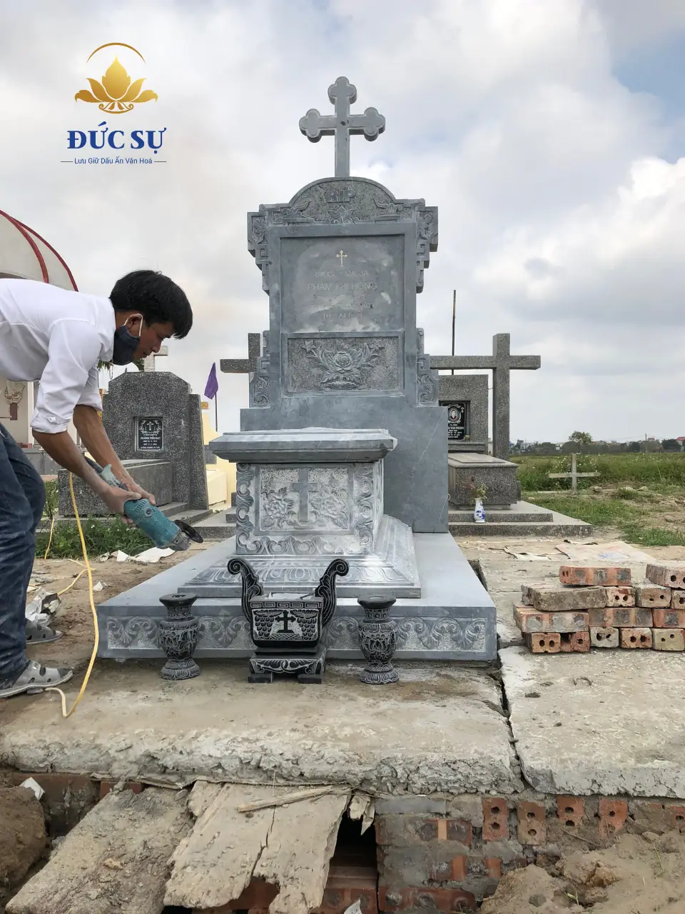 lăng mộ đá công giáo đá xanh rêu