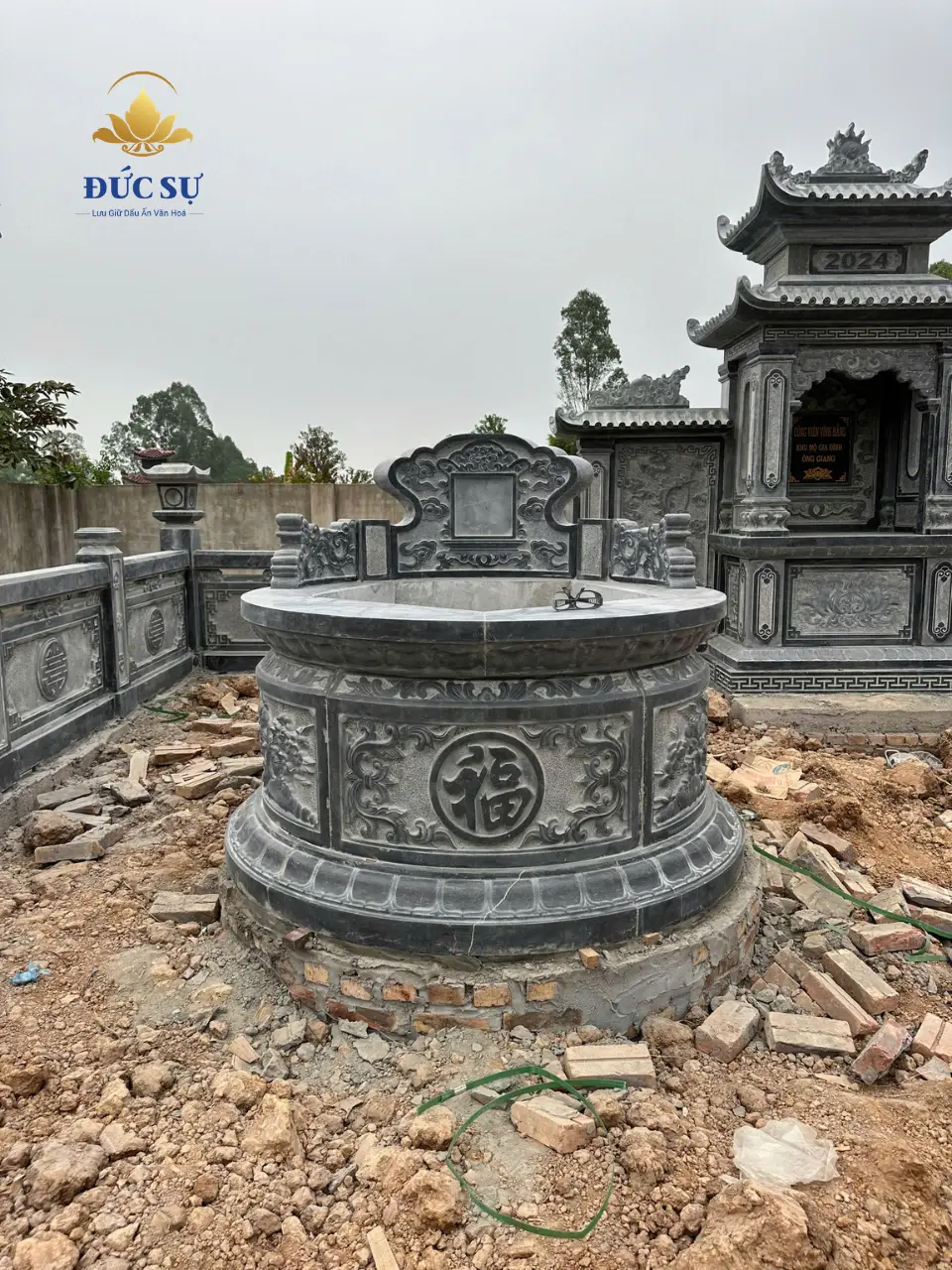 mẫu lăng mộ đá tròn đá xanh đen