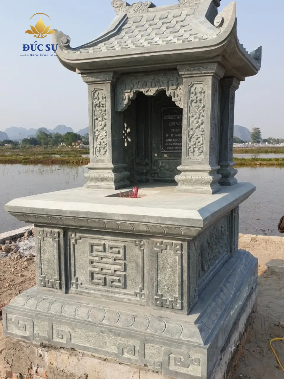 lăng mộ đá mái che 1 mái