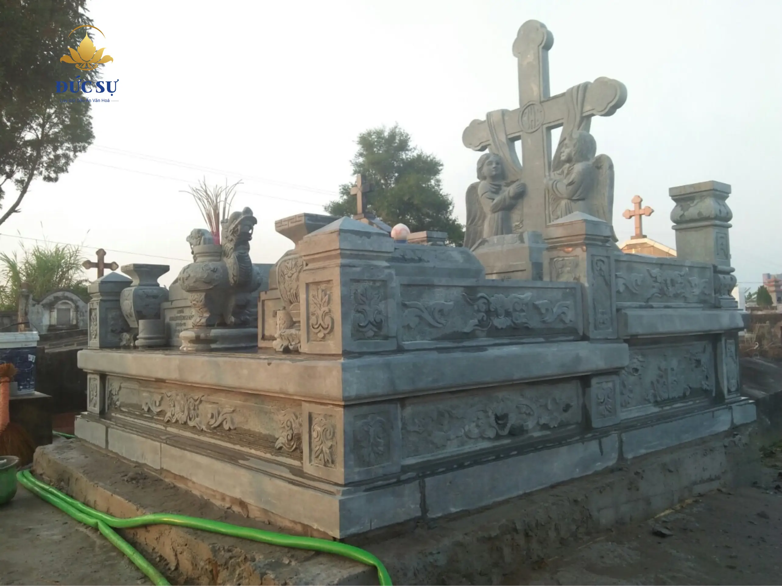 mẫu lăng mộ đá theo tôn giáo