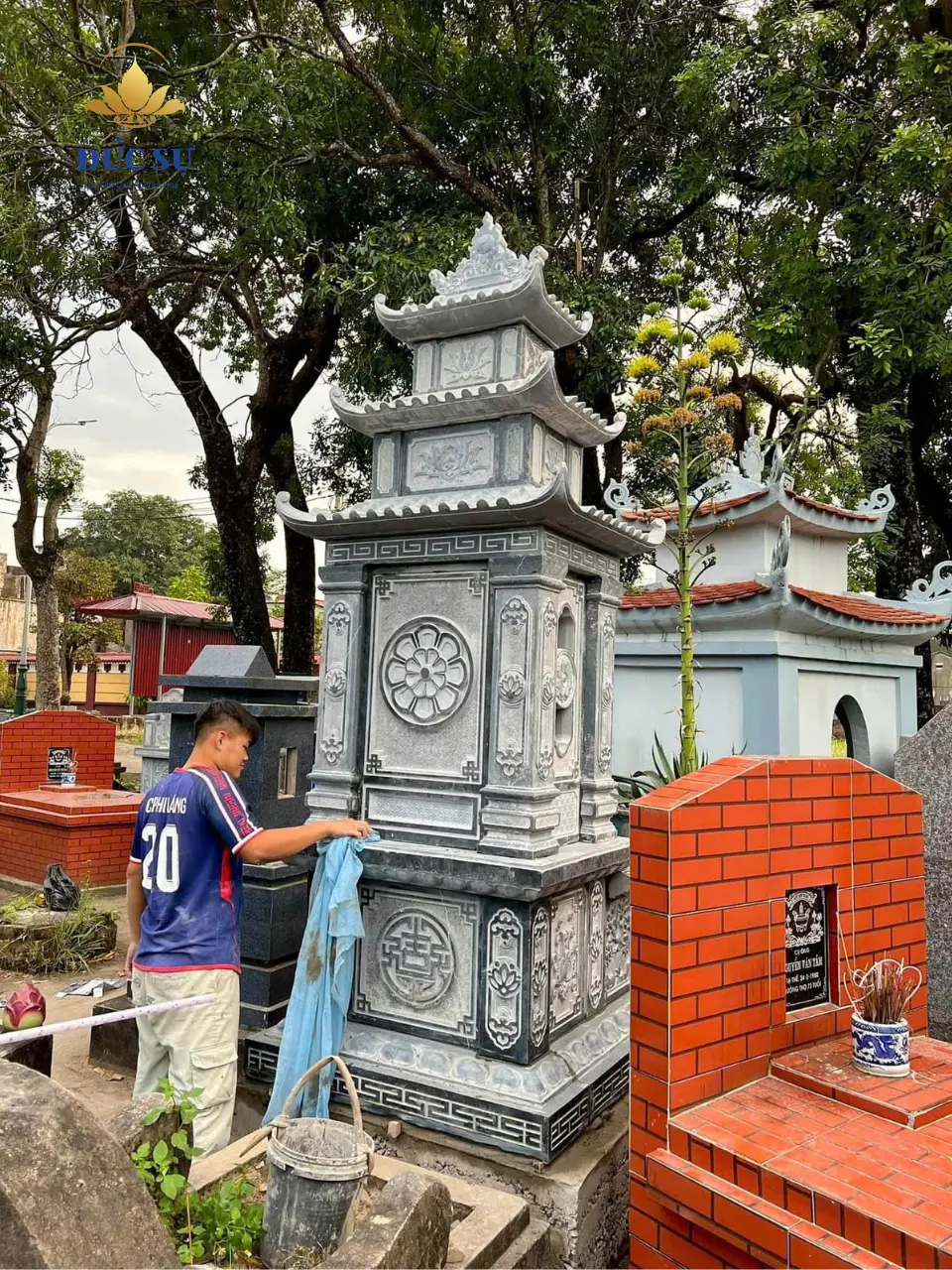 lăng mộ đá mái che đá xanh đen