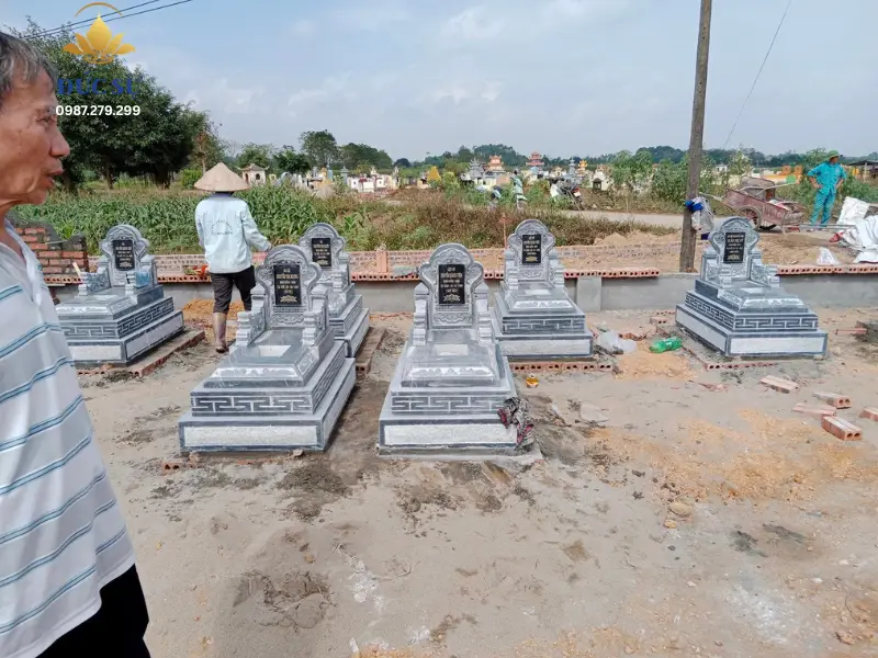 Nên chọn xây mộ đá có mái hay mộ đá hậu bành