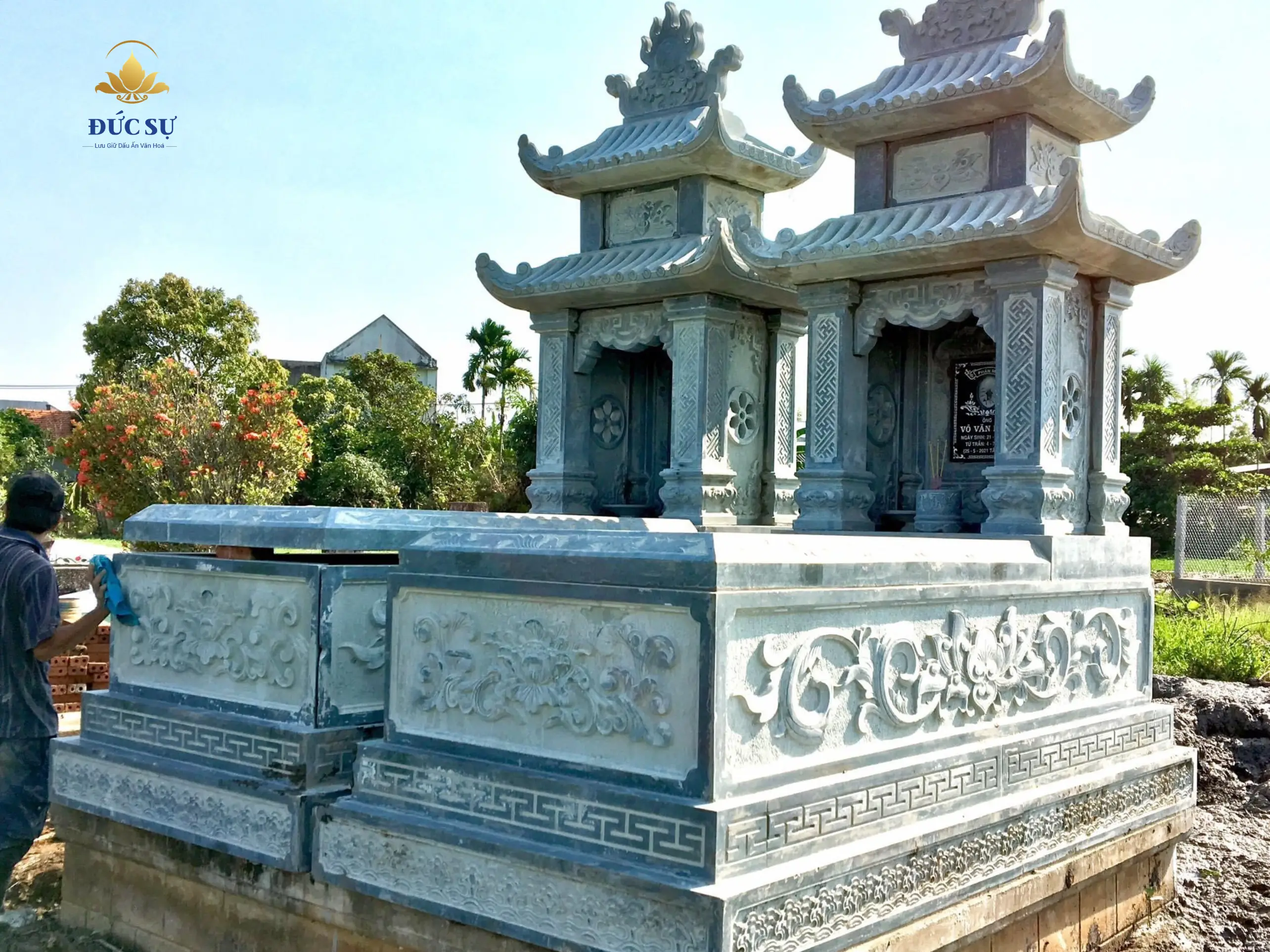 lăng mộ đá 2 mái bằng đá xanh rêu