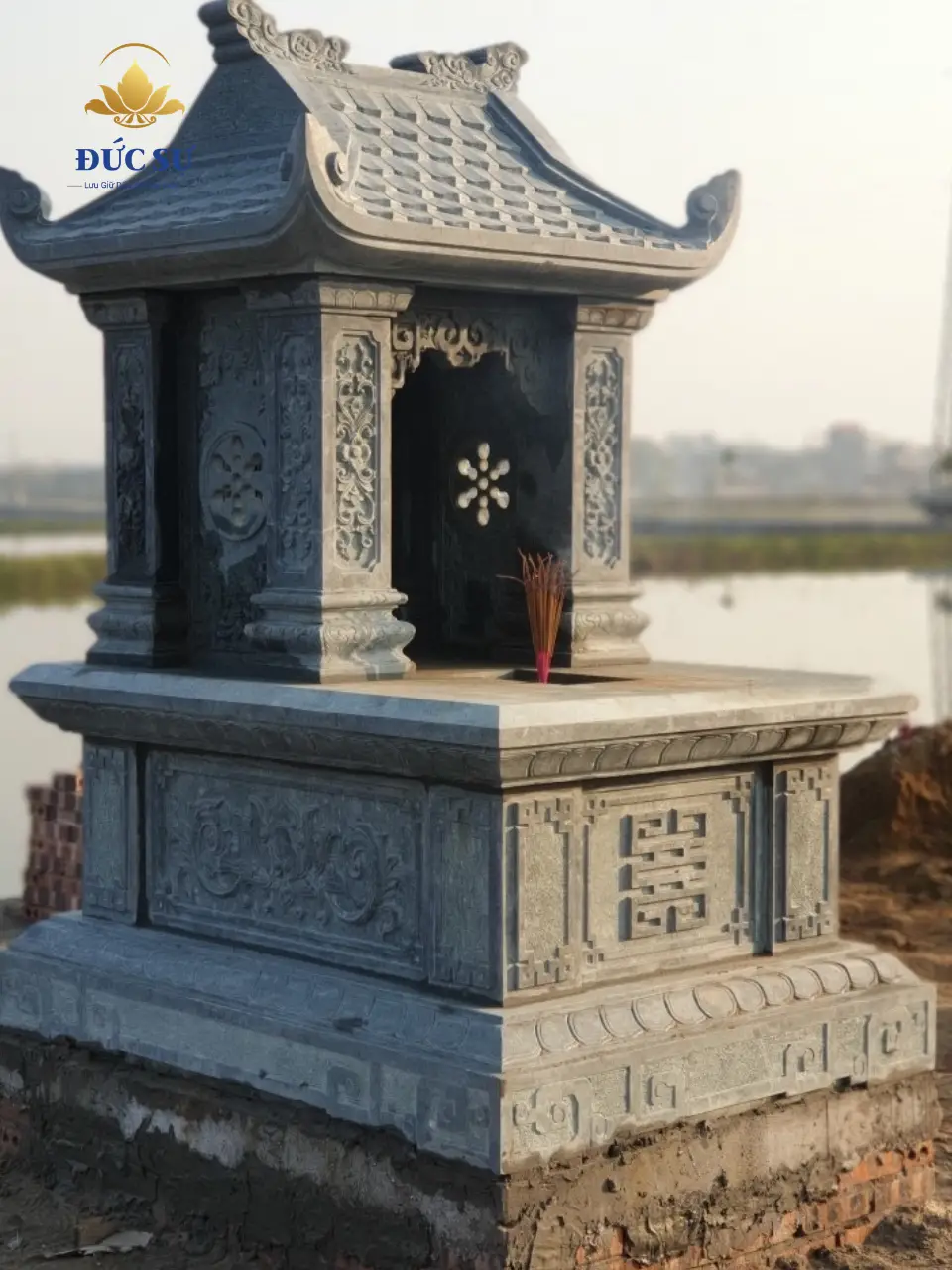 lăng mộ đá 1 mái đá xanh đen