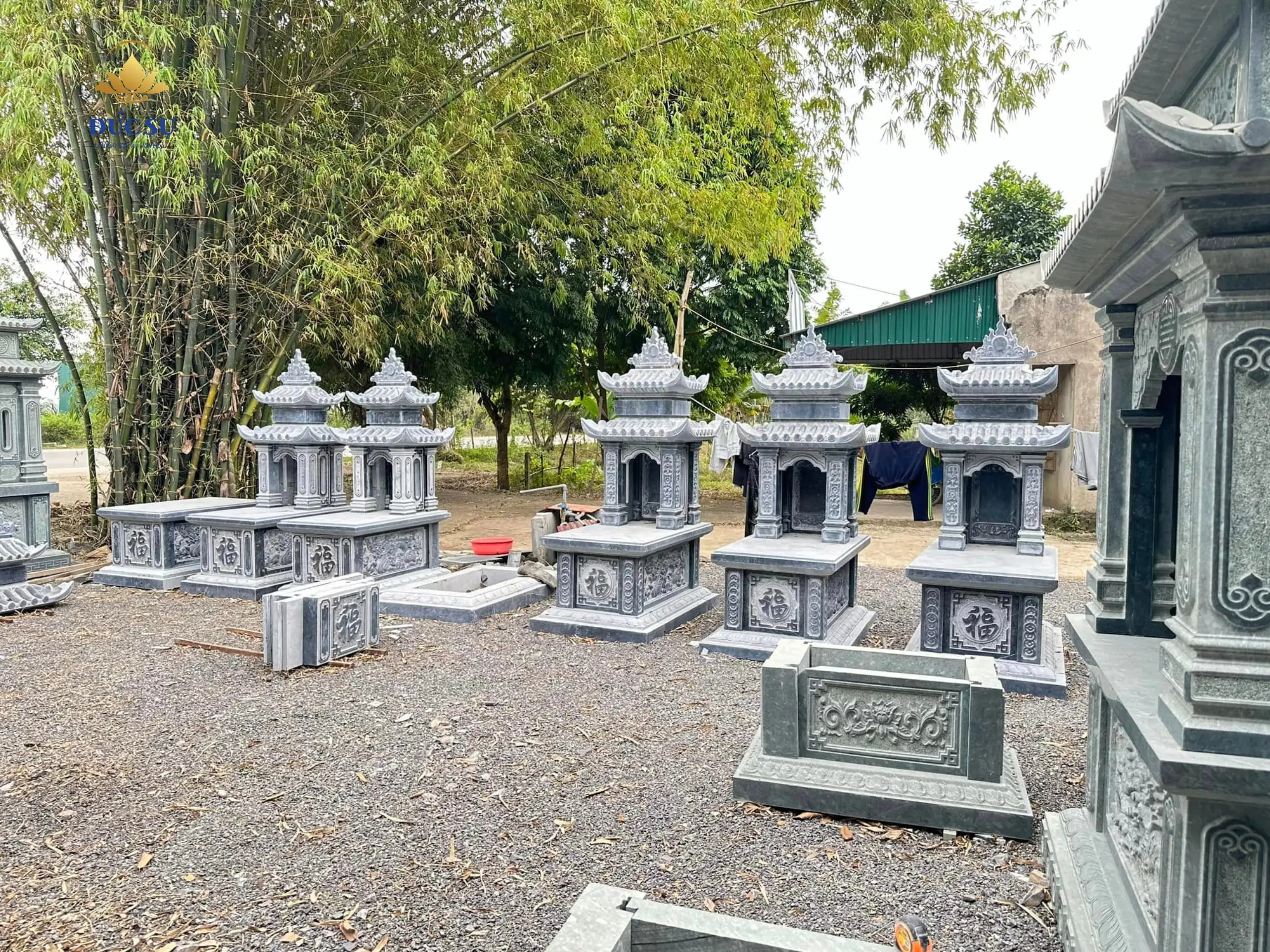 lăng mộ đá 2 mái đao bằng đá xanh đen