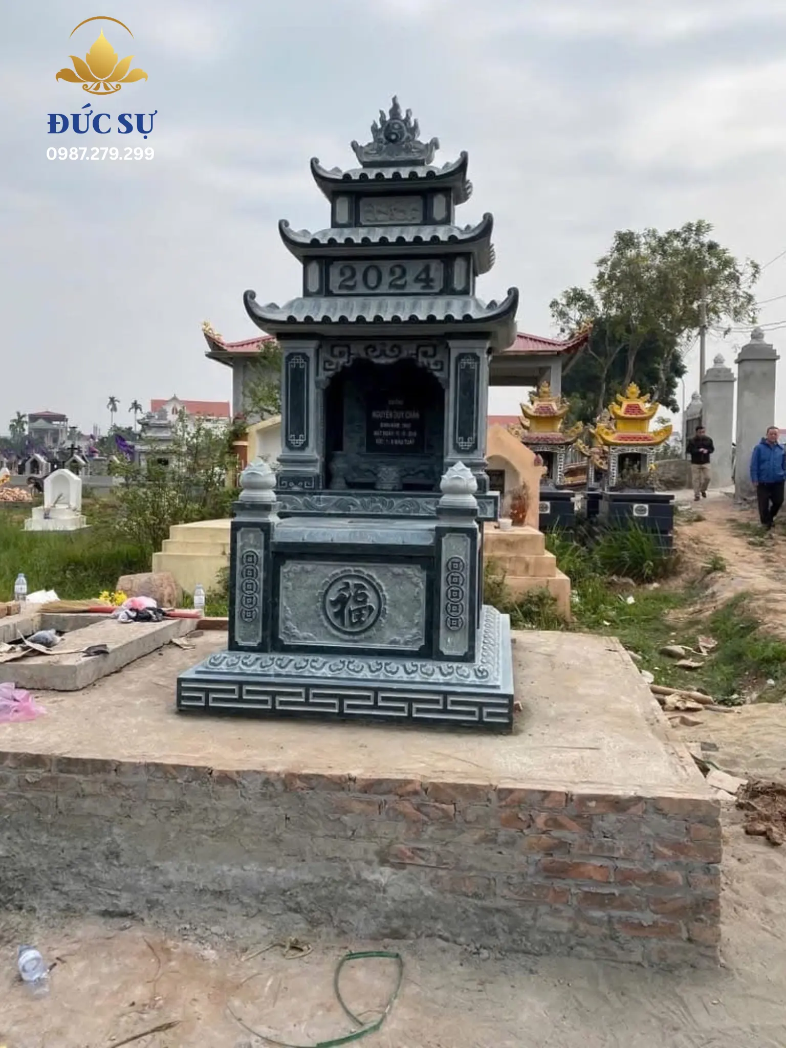 Tổng quan về mẫu mộ đá ba mái (mộ ba cấp mái)